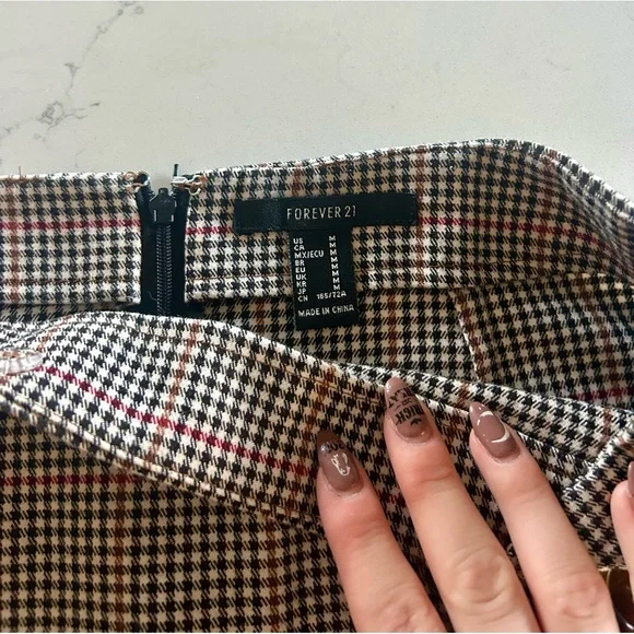 Forever 21 Black/White/Red Plaid Skirt with Buttons - Women’s Medium - Picture 3 of 4